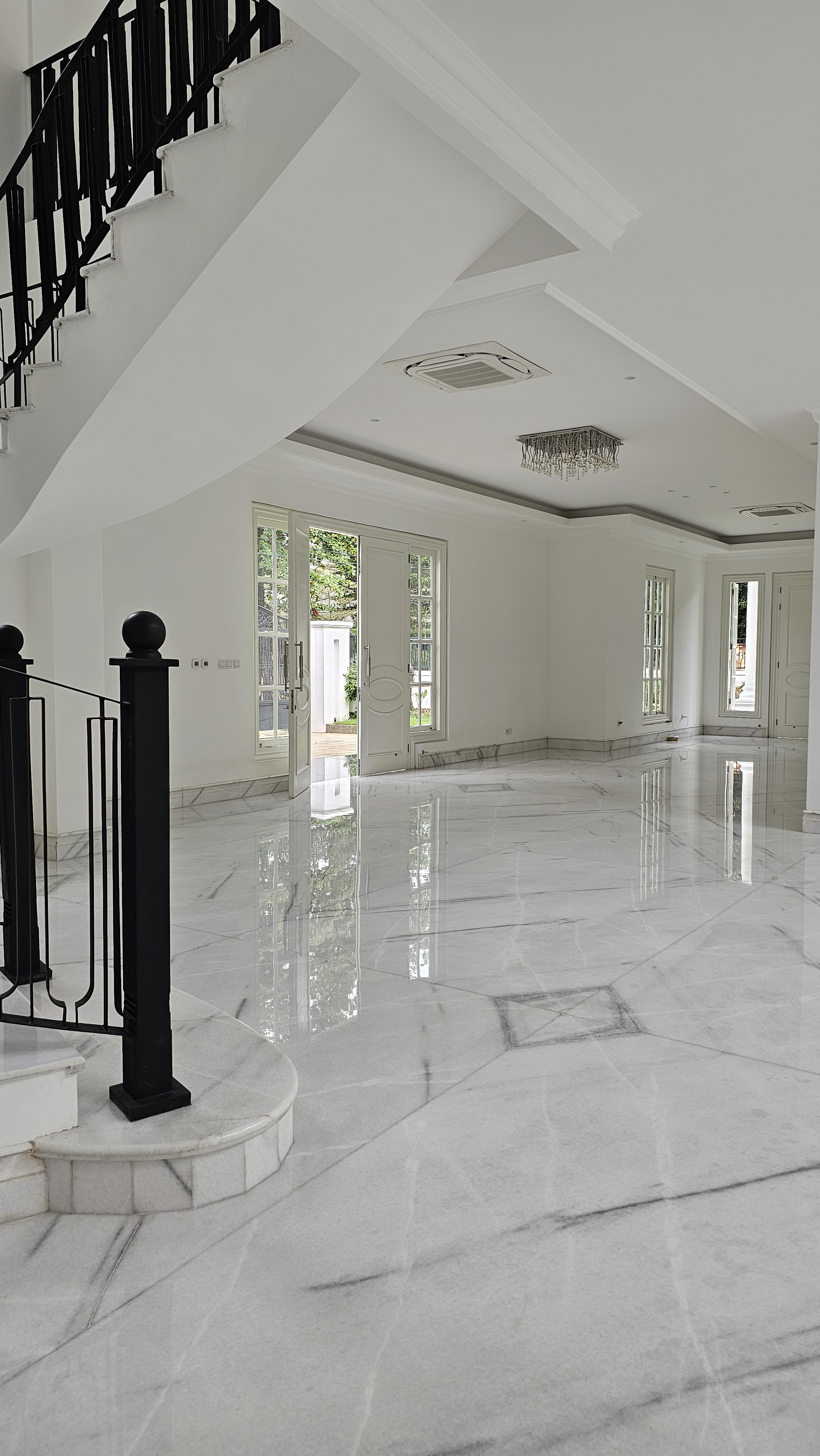 Rumah Mewah 2 Lantai di Menteng, Siap Huni, Ada Pool