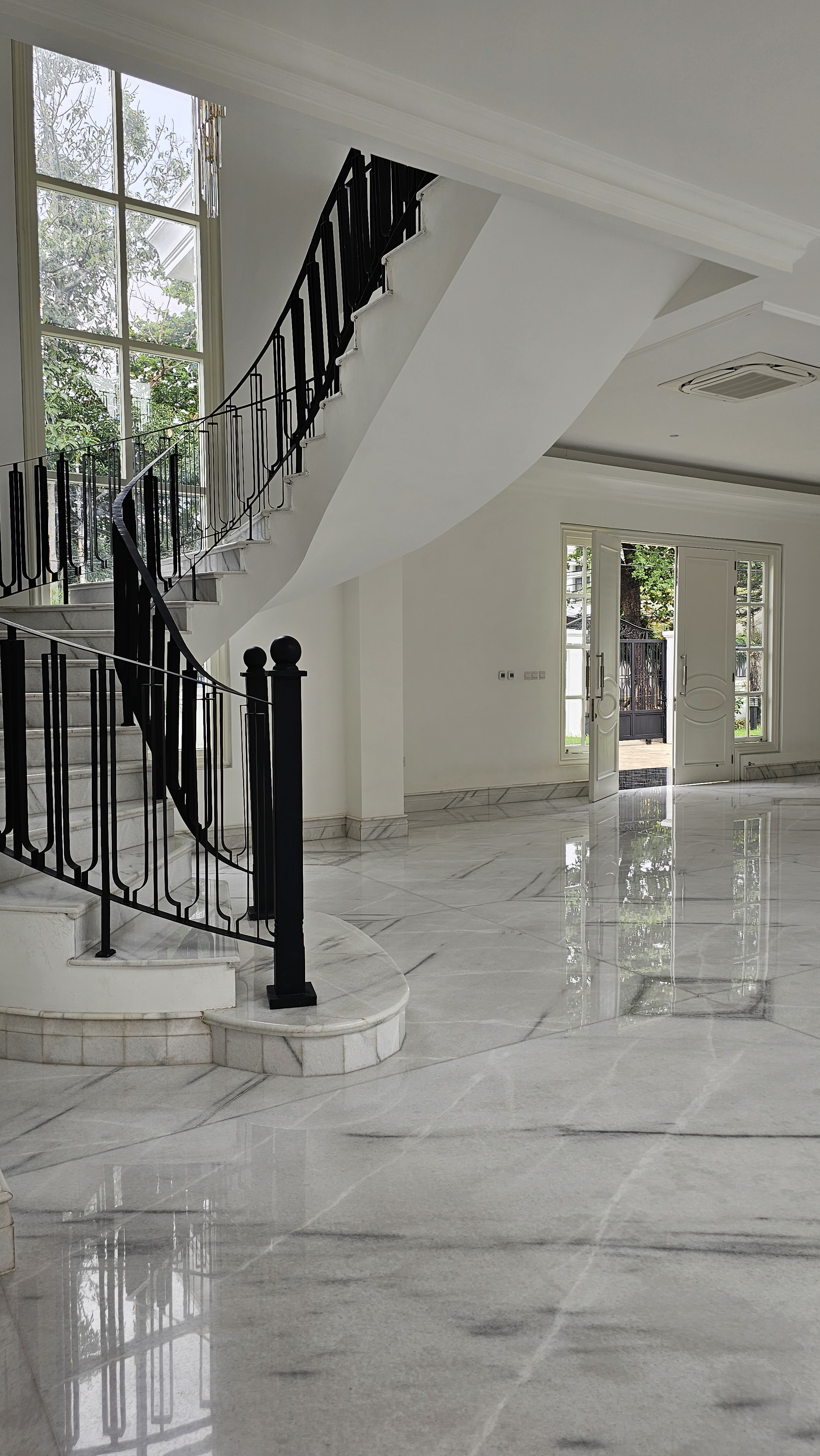 Rumah Mewah 2 Lantai di Menteng, Siap Huni, Ada Pool