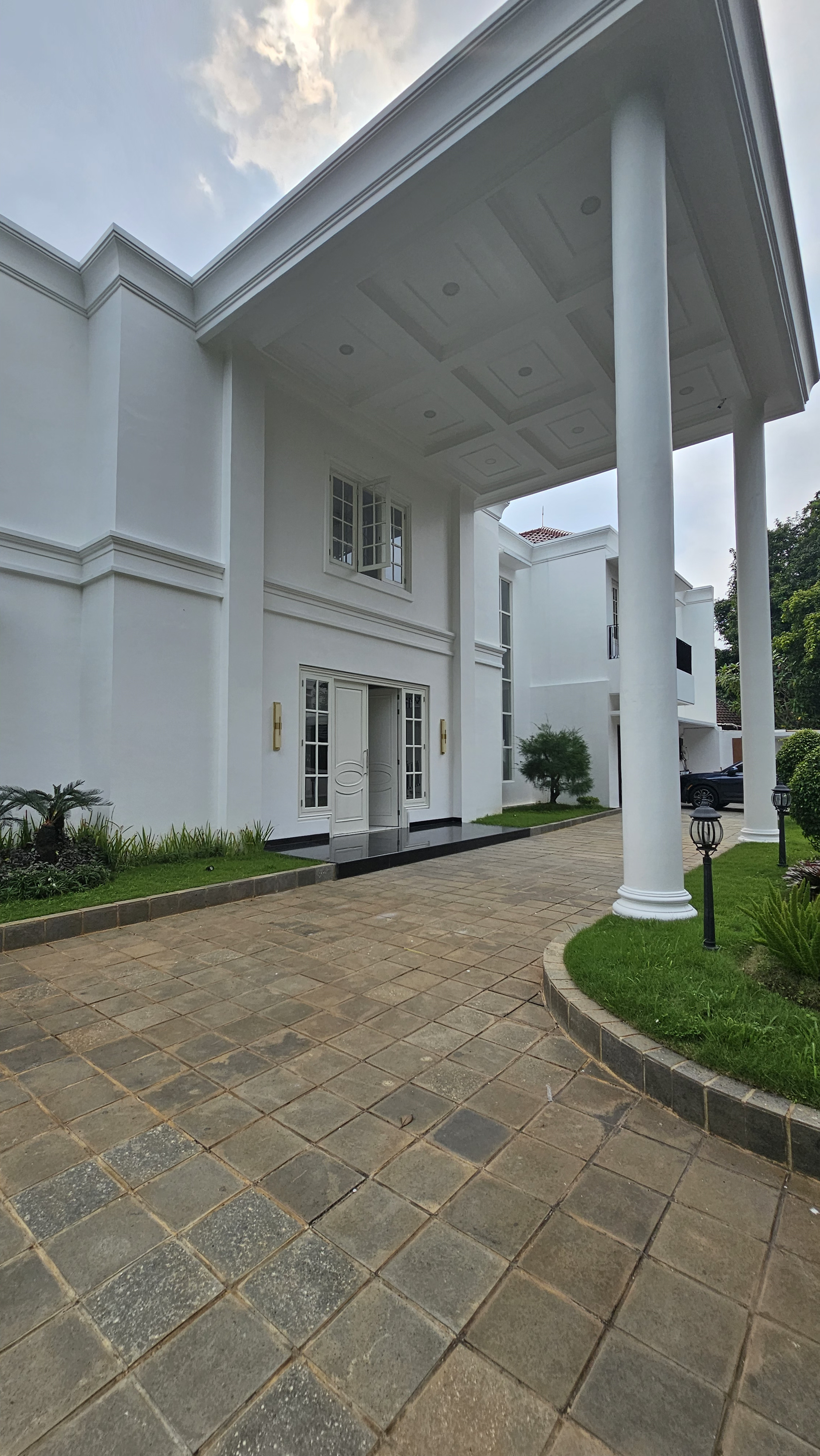Rumah Mewah 2 Lantai di Menteng, Siap Huni, Ada Pool