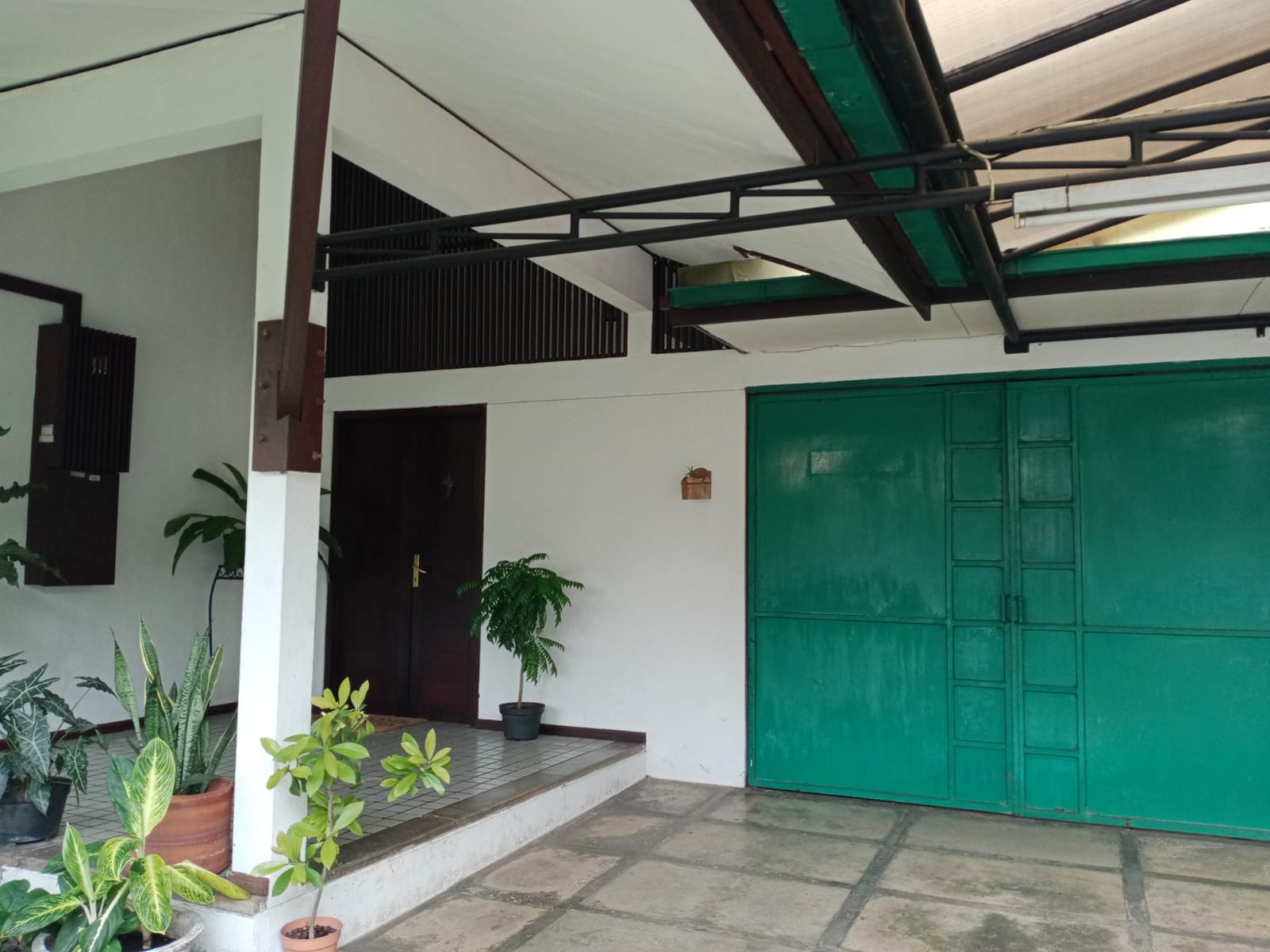 Rumah Dekat MRT Cipete Raya. Backyard luas, ada kolam renang