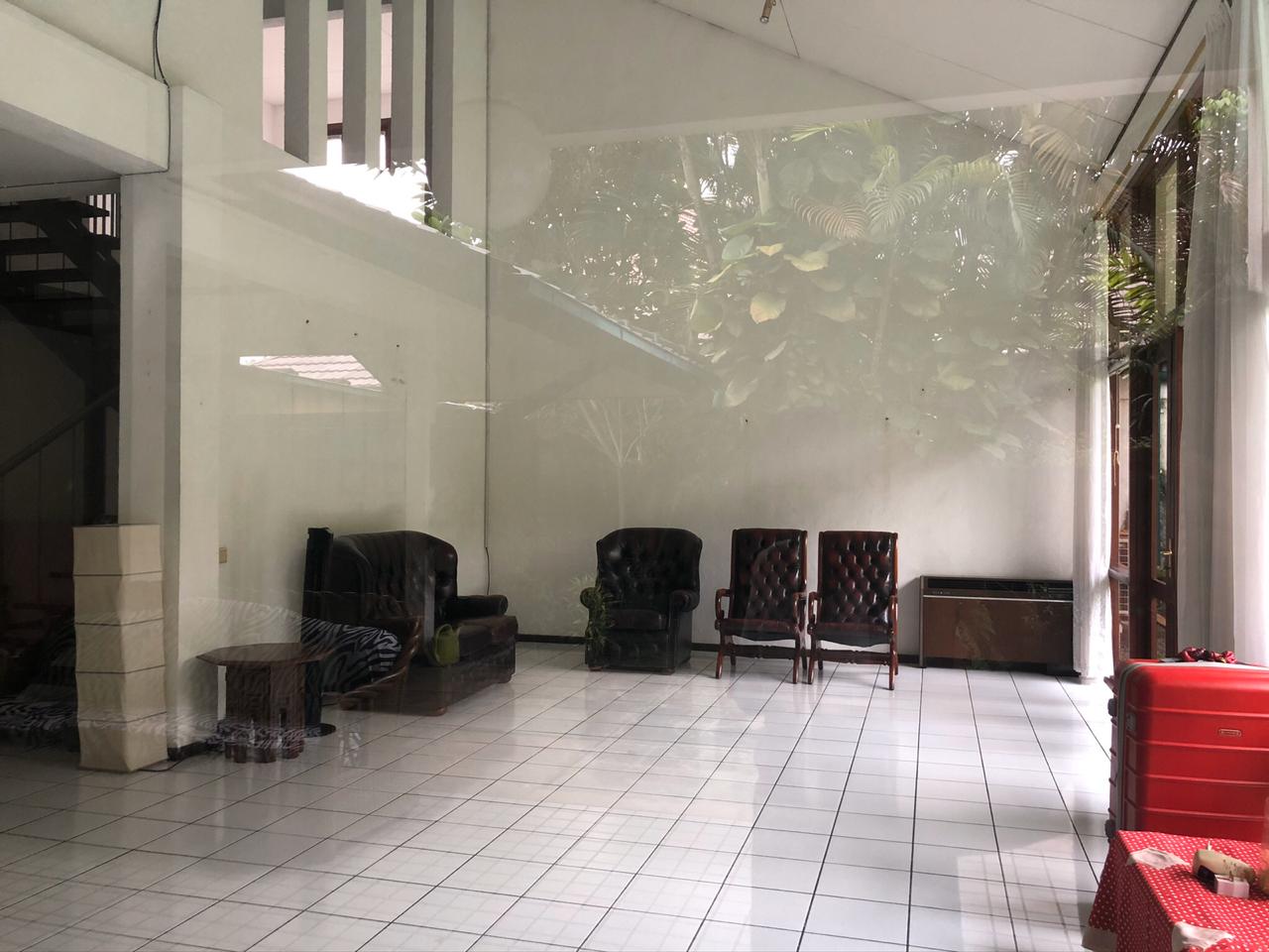 Rumah Dekat MRT Cipete Raya. Backyard luas, ada kolam renang