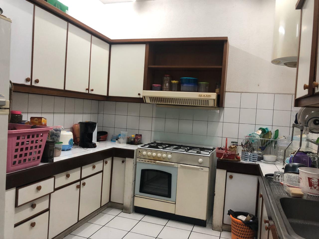 Rumah Dekat MRT Cipete Raya. Backyard luas, ada kolam renang