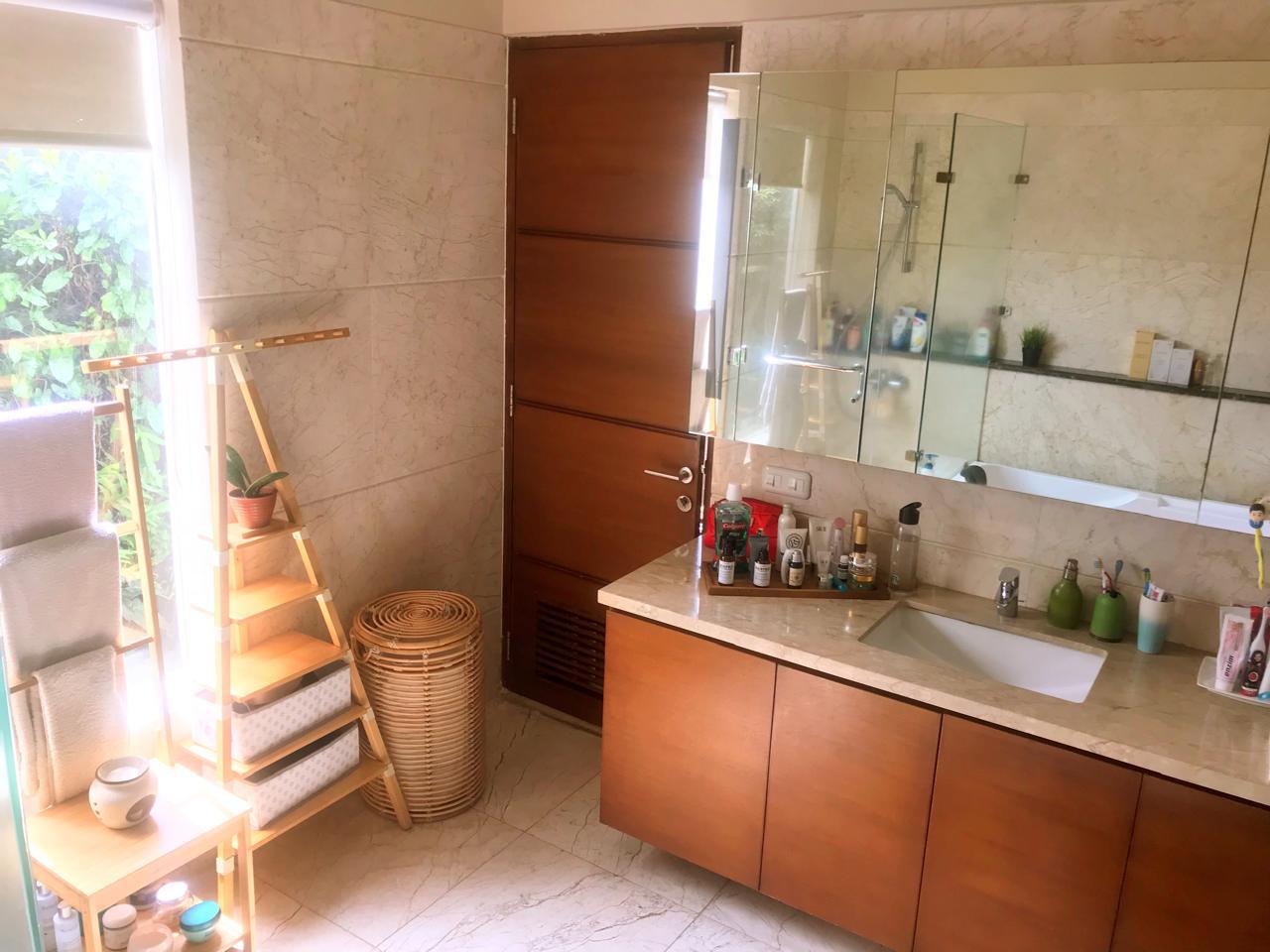 Rumah Dalam Townhouse, Ada Mezzanine, Bisa Jadi Kamar Tambahan, Ada Kolam Renang