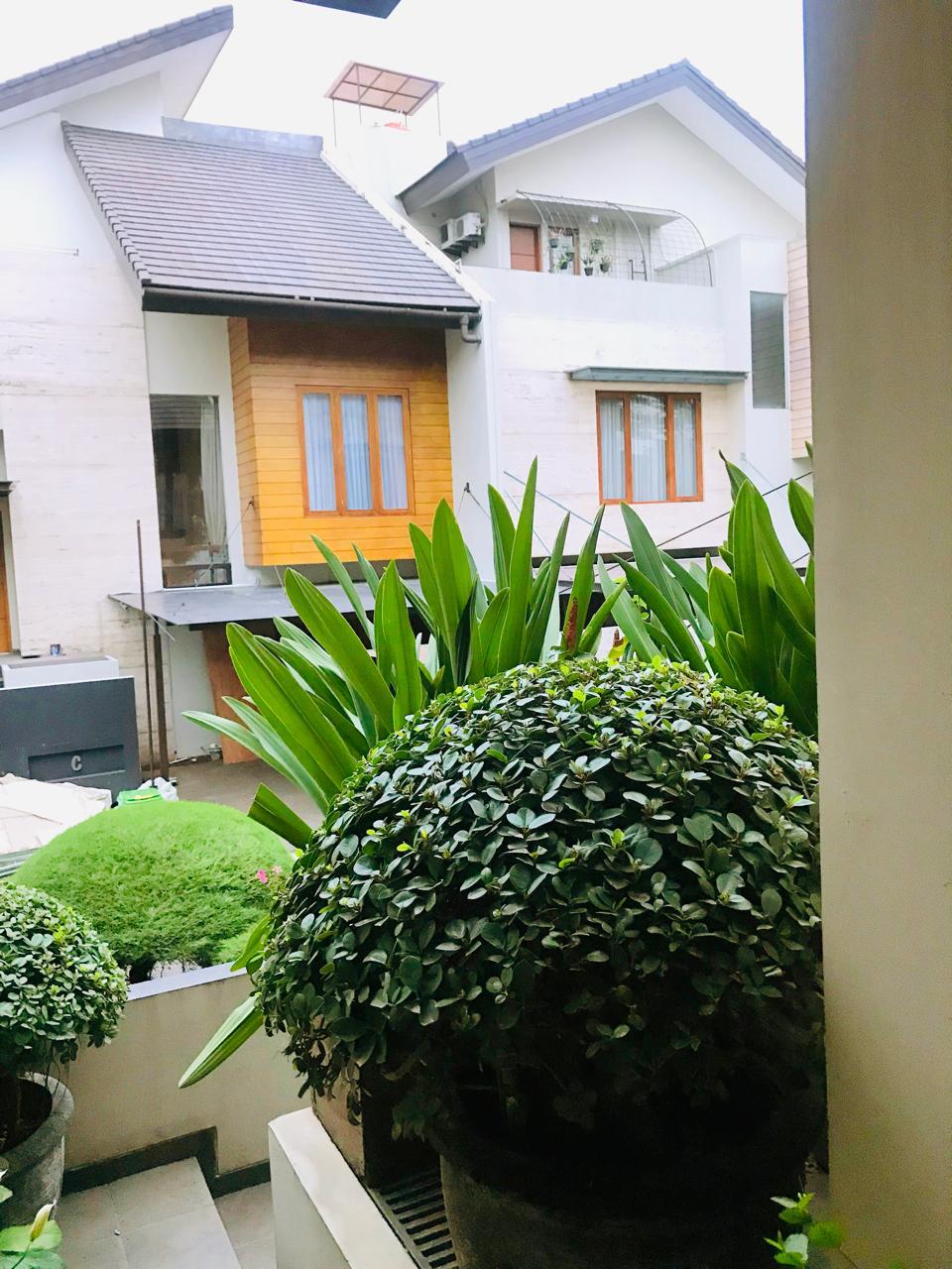 Rumah Dalam Townhouse, Ada Mezzanine, Bisa Jadi Kamar Tambahan, Ada Kolam Renang