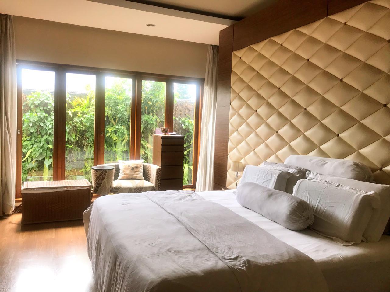 Rumah Dalam Townhouse, Ada Mezzanine, Bisa Jadi Kamar Tambahan, Ada Kolam Renang