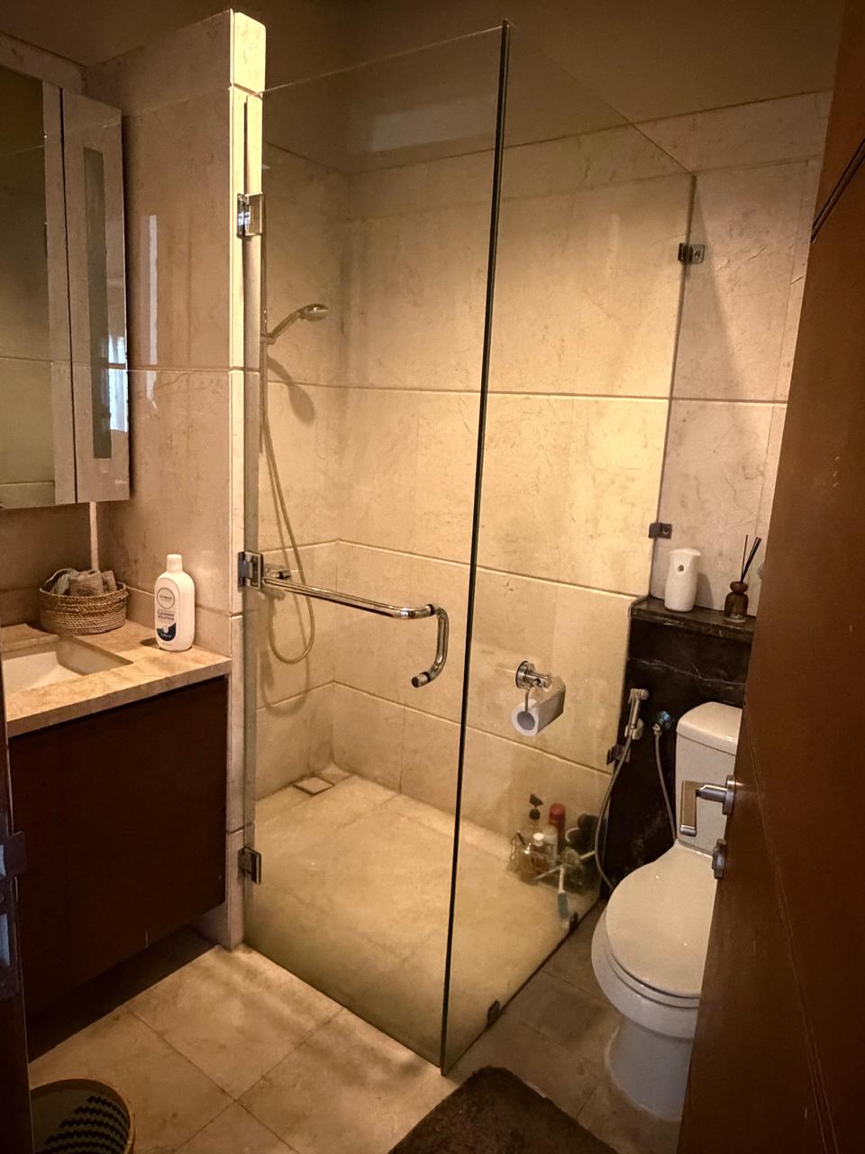 Rumah Dalam Townhouse, Ada Mezzanine, Bisa Jadi Kamar Tambahan, Ada Kolam Renang