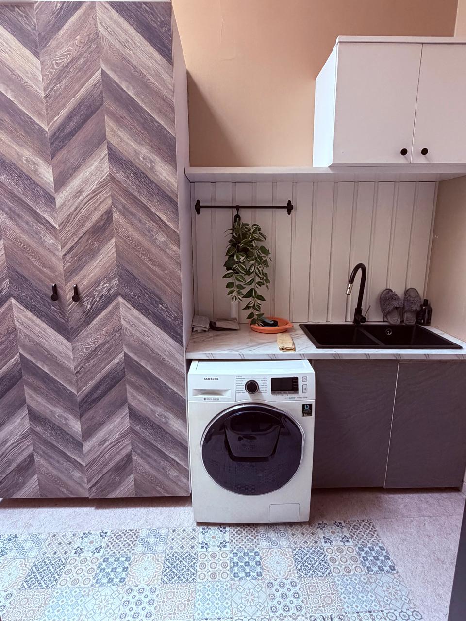 Rumah Dalam Townhouse, Ada Mezzanine, Bisa Jadi Kamar Tambahan, Ada Kolam Renang