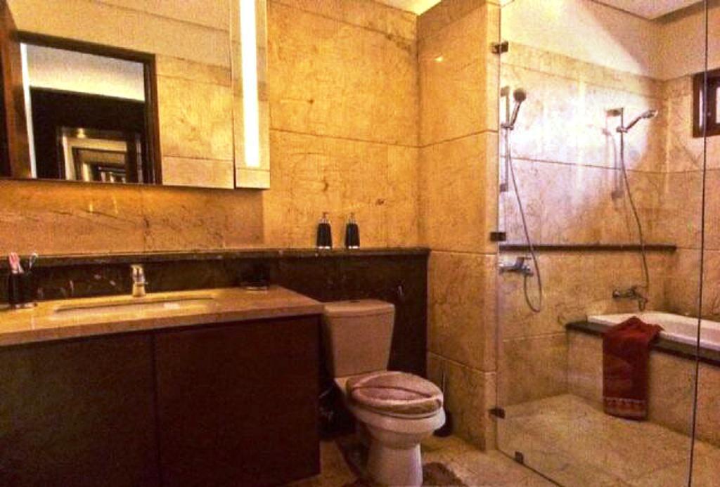 Rumah Furnished 3.5 lantai Hook Dalam Komplek Town house di Pondok Pinang-Ada Kolam Renang