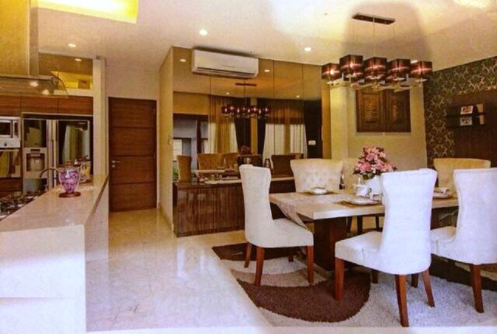 Rumah Furnished 3.5 lantai Hook Dalam Komplek Town house di Pondok Pinang-Ada Kolam Renang