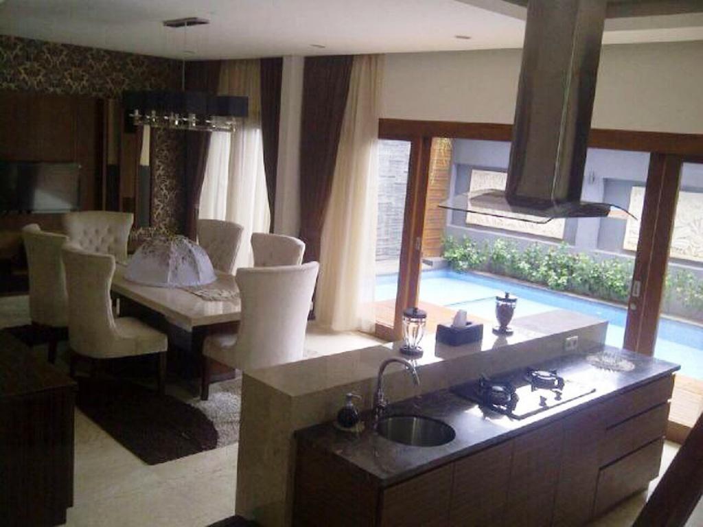 Rumah Furnished 3.5 lantai Hook Dalam Komplek Town house di Pondok Pinang-Ada Kolam Renang