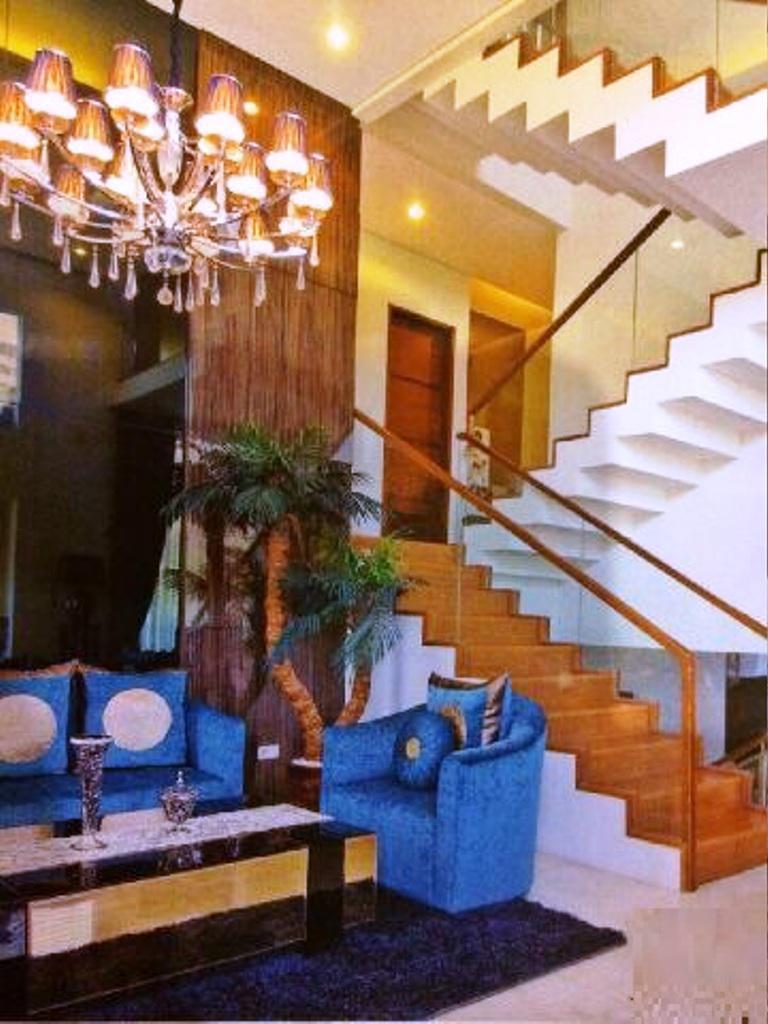 Rumah Furnished 3.5 lantai Hook Dalam Komplek Town house di Pondok Pinang-Ada Kolam Renang