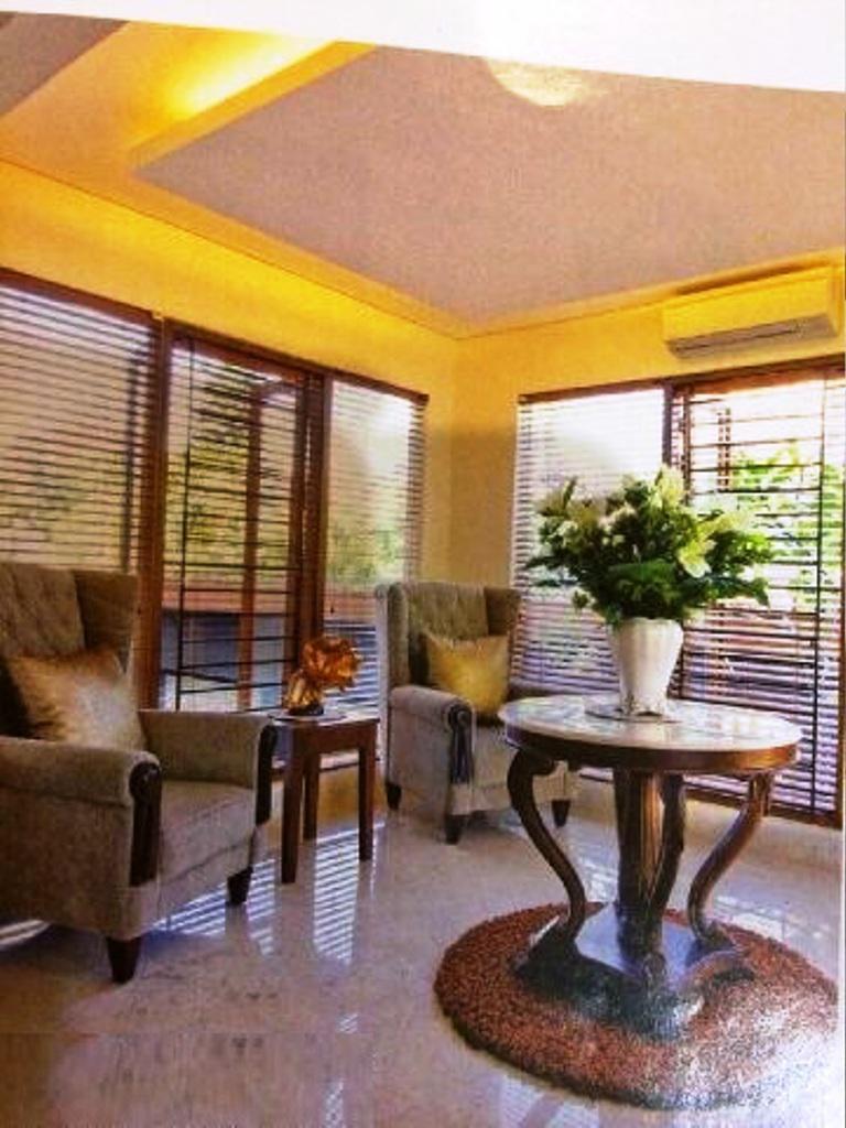 Rumah Furnished 3.5 lantai Hook Dalam Komplek Town house di Pondok Pinang-Ada Kolam Renang