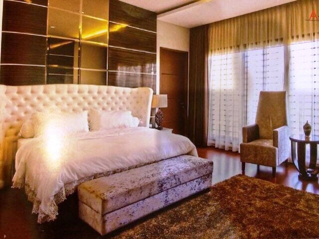 Rumah Furnished 3.5 lantai Hook Dalam Komplek Town house di Pondok Pinang-Ada Kolam Renang