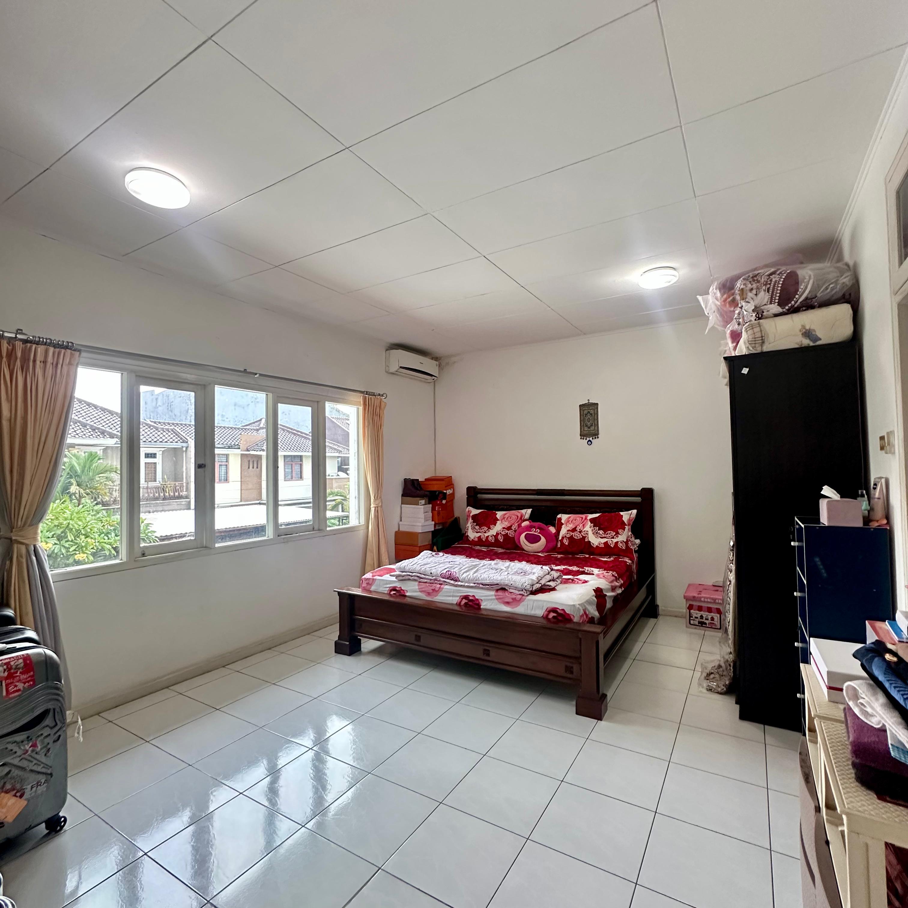 Rumah di Bintaro Sektor 9, Ada Taman Depan dan Belakang