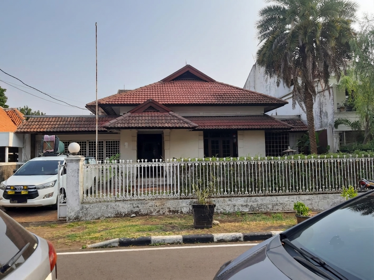 Rumah 2 Lantai di Menteng, bisa Parkir 6 Mobil