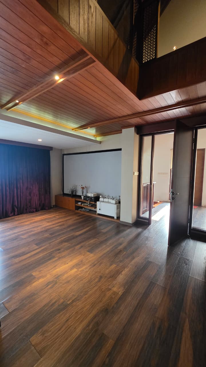 Jarang Ada! Rumah Mewah dengan Private Pool, Tanah Besar & Lokasi Premium Dekat Pusat Bisnis Jakarta