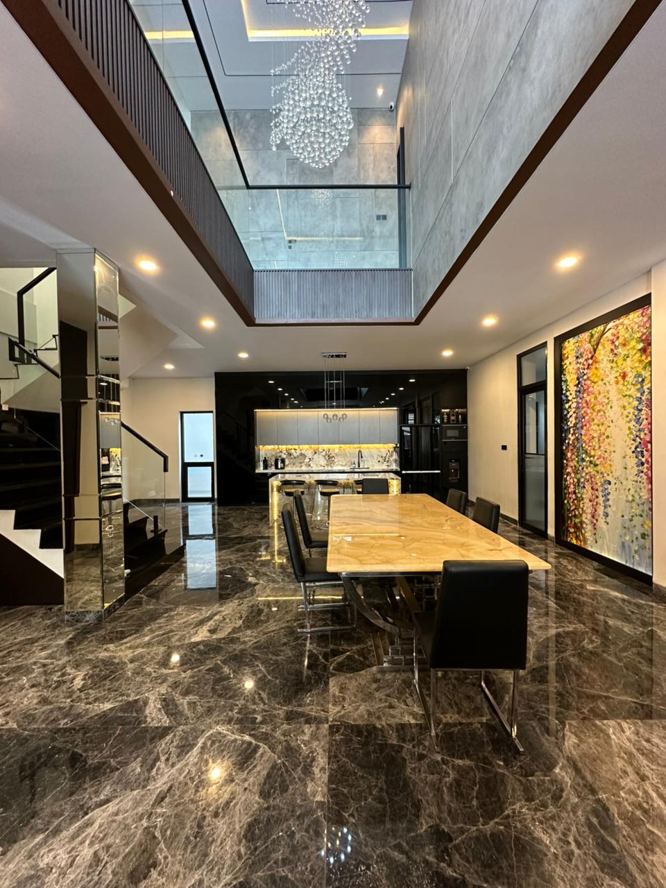 Private Cluster Mewah 3 Lantai Furnished, Dekat Binus dan Permata Hijau