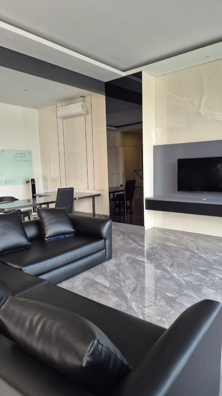 Private Cluster Mewah 3 Lantai Furnished, Dekat Binus dan Permata Hijau