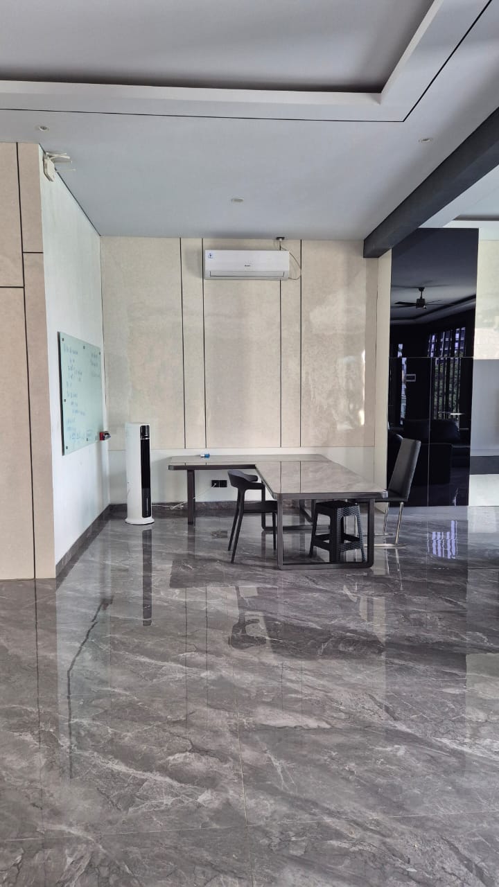 Private Cluster Mewah 3 Lantai Furnished, Dekat Binus dan Permata Hijau