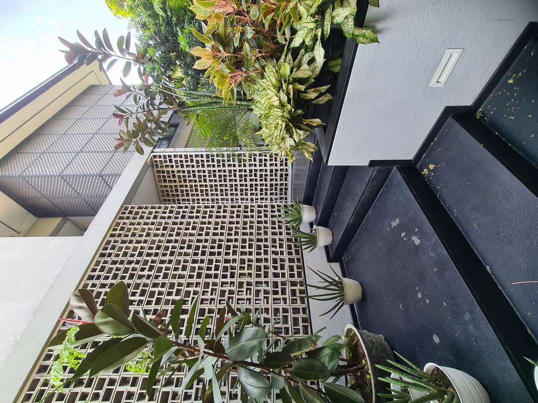 Gaya Resort Mewah! Rumah Kontemporer 2 Lantai di Jantung Kebayoran Baru, Eksklusif & Aman