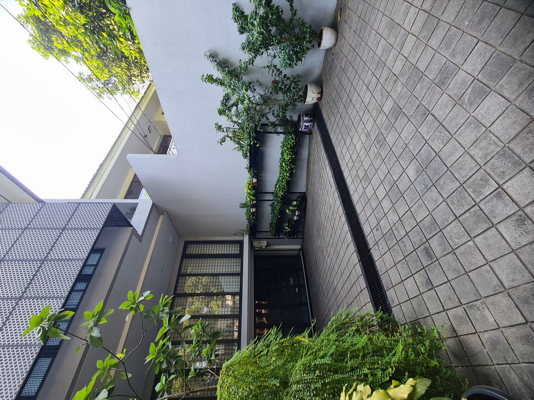 Gaya Resort Mewah! Rumah Kontemporer 2 Lantai di Jantung Kebayoran Baru, Eksklusif & Aman