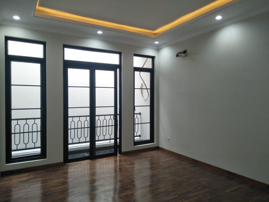 Rumah Baru Dekat Pakubuwono, Fisik 200 M2, Jalan Lebar, Tenang, Langka