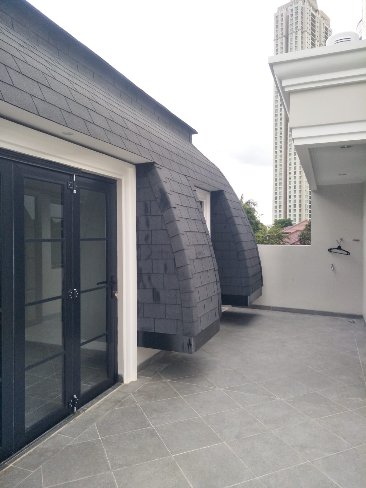 Rumah Baru Dekat Pakubuwono, Fisik 200 M2, Jalan Lebar, Tenang, Langka