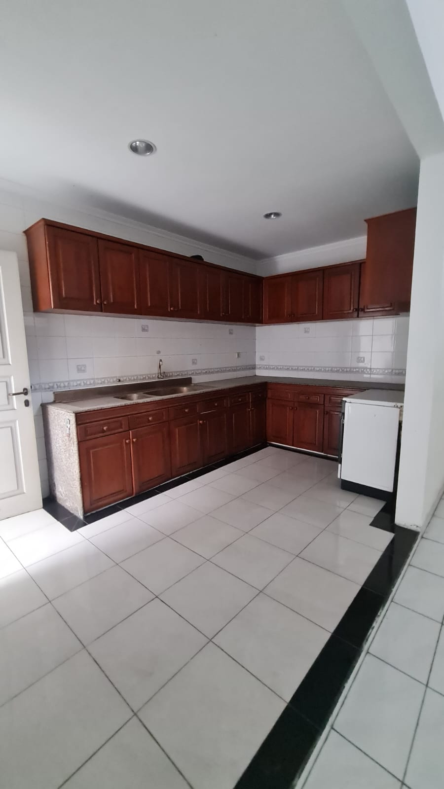 Rumah 2 Lantai di Panglima Polim, Lokasi Staretgis, Akses Dekat ke MRT, SHM, Siap Huni